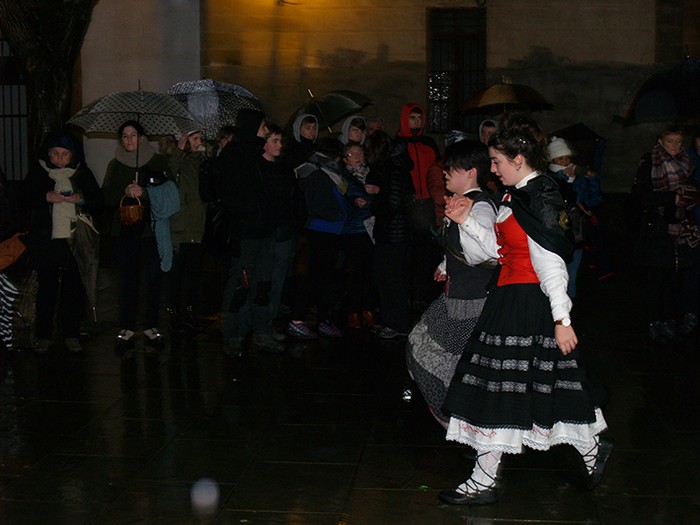 Kintoak zortzikoa dantzatzen - 7