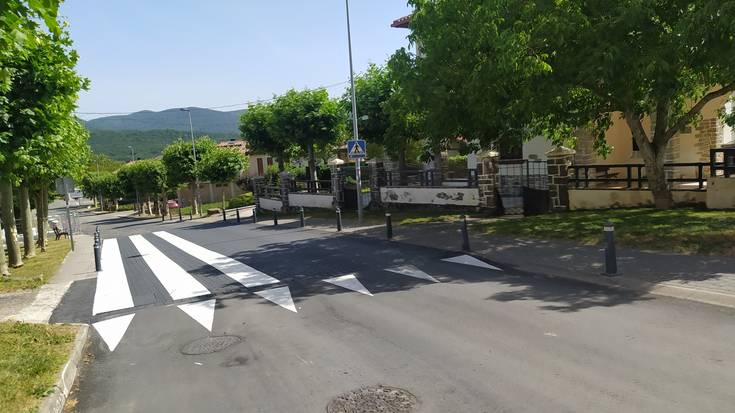 Urdiaingo zebrabidea, Etxarriko hirigintza eta istripu baten instrukzioa