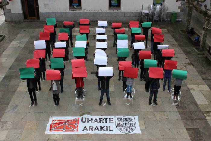 Ikur arrotzen inposizioaren salaketa