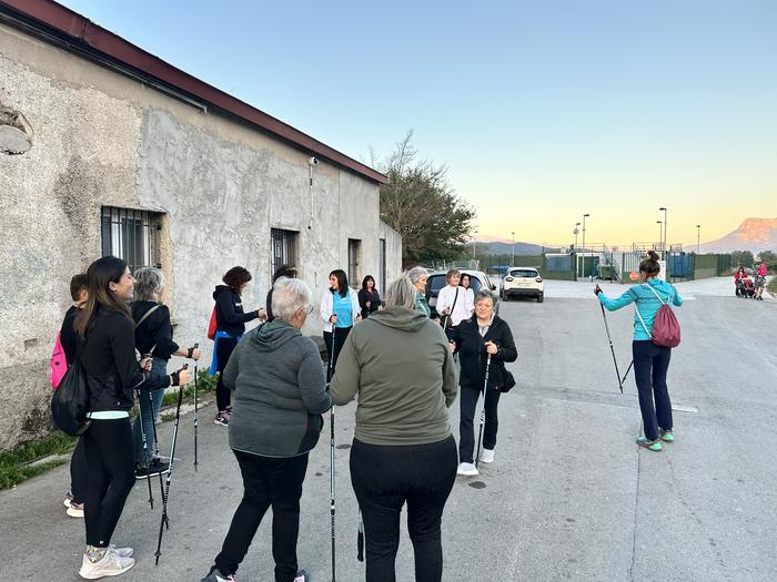 Emakumezko altsasuarrak ibilketa nordikoan trebatzen