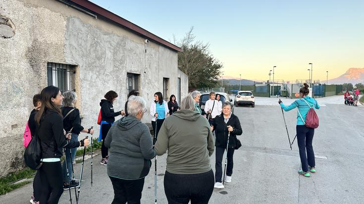 Emakumezko altsasuarrak ibilketa nordikoan trebatzen