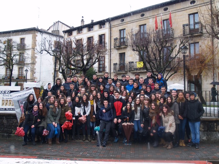 Kintoak hasi dira Santa Ageda prestatzen