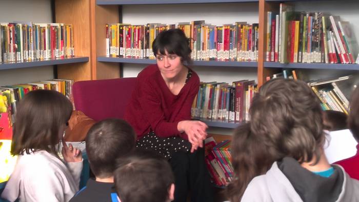 Dozena erdi idazkera Andra Mari ikastolan