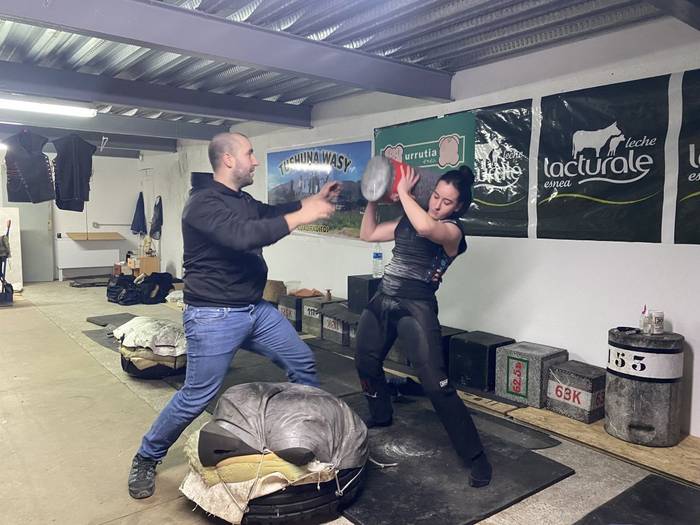 Sakanako eskolako harri jasotzaileen txanda Iruñean