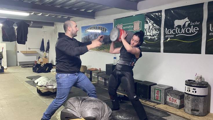 Sakanako eskolako harri jasotzaileen txanda Iruñean