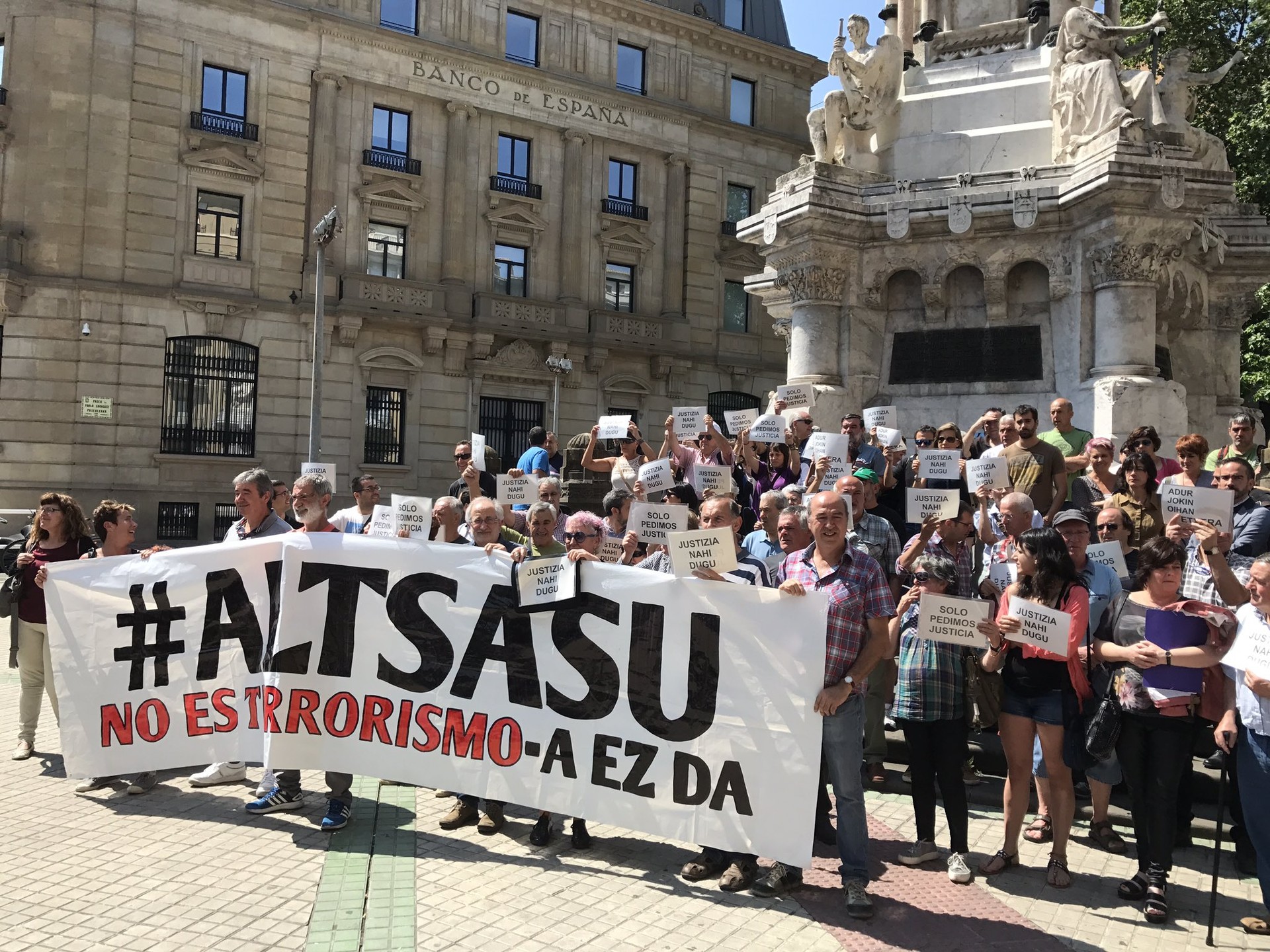 Gurasoek “pozik” hartu dute Espainiako Auzitegi Nazionalak tramitazioa gelditu izana 