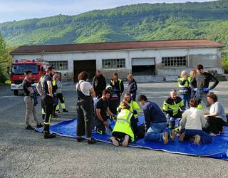 Osasun etxeko langileak eta suhiltzaileak trebatzen