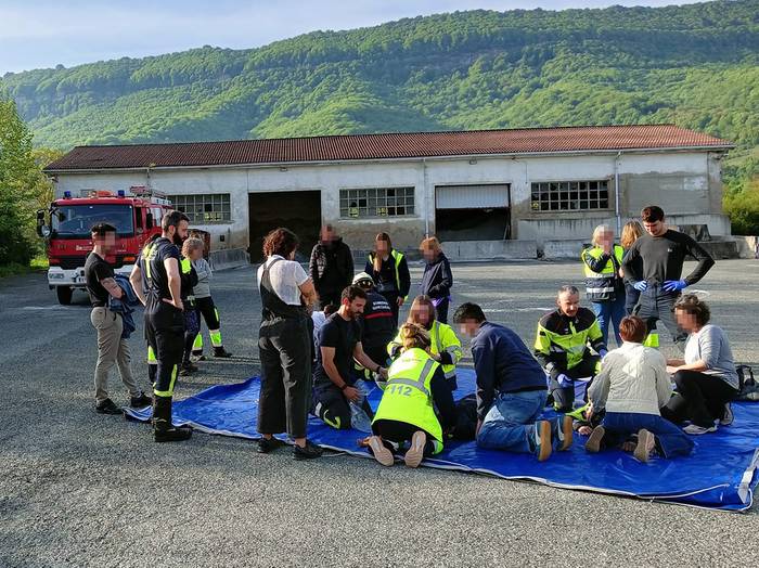 Osasun etxeko langileak eta suhiltzaileak trebatzen