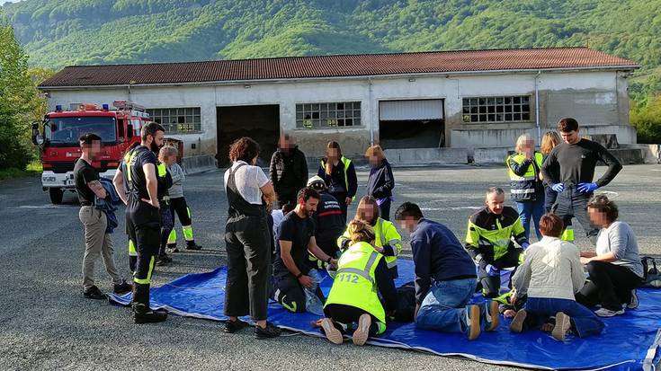 Osasun etxeko langileak eta suhiltzaileak trebatzen