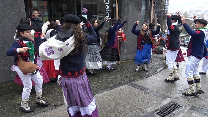 Kintoz bete dira kaleak - 15