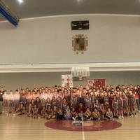 Saskibaloi jokalariak kantxara