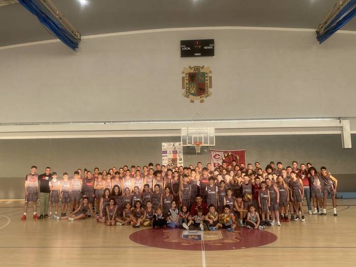 Saskibaloi jokalariak kantxara