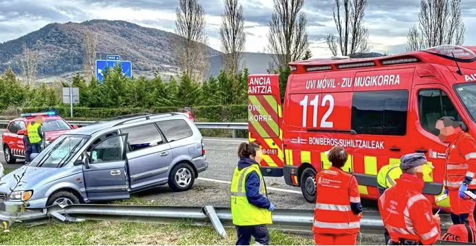 Emakumezkoa larri zauritu zen auto istripuan