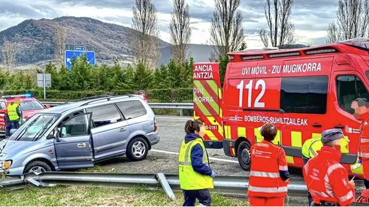 Emakumezkoa larri zauritu zen auto istripuan