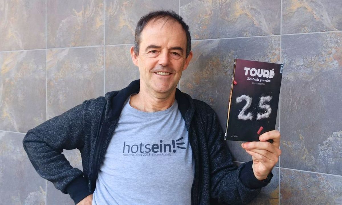 'Zenbaki gorriak' liburua aurkeztu du Jon Arretxek