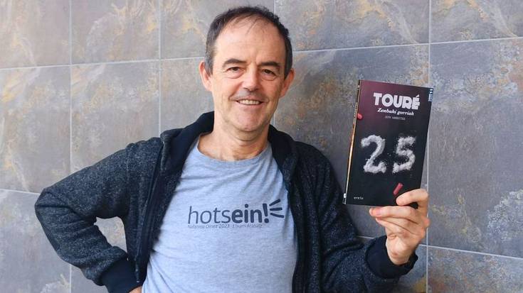 'Zenbaki gorriak' liburua aurkeztu du Jon Arretxek