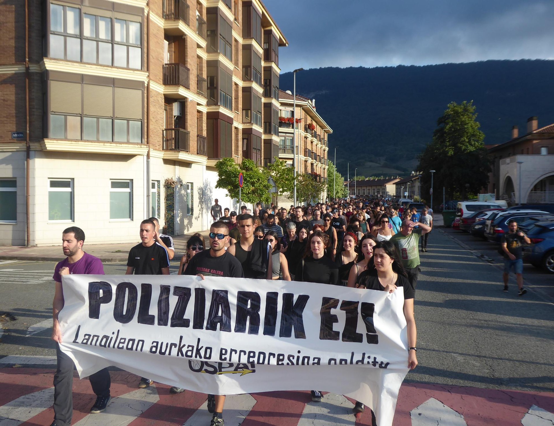 Ospak ez du poliziarik nahi