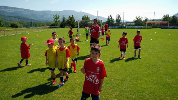 Osasuna Fundazioak Aste Santurako Futbol Campusak antolatu ditu, horietako bat Lakuntzan