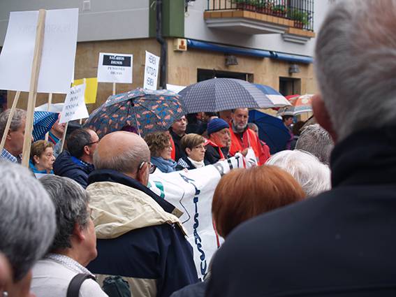Edonork gobernatzen duela ere, pentsioak babestu behar dira. Pentsio publiko duinak Sakanako Pentsiodunen Koordinakundearen manifestazioa