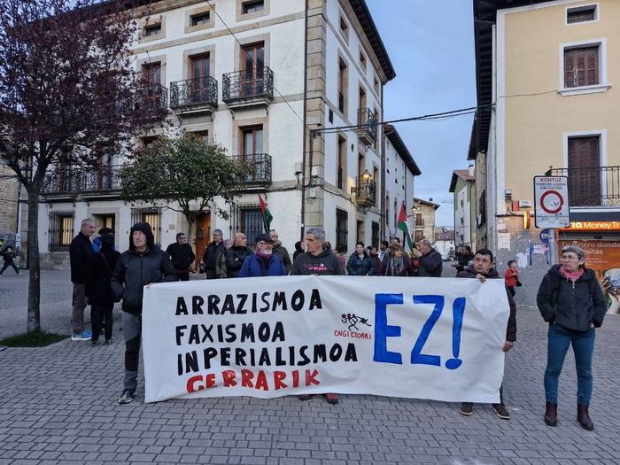 Arrazakeriaren kontrako egunean, protesta