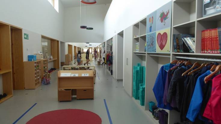 Eskolan usainak sortzen dituzten materialak kentzeko lanak eginen dituzte
