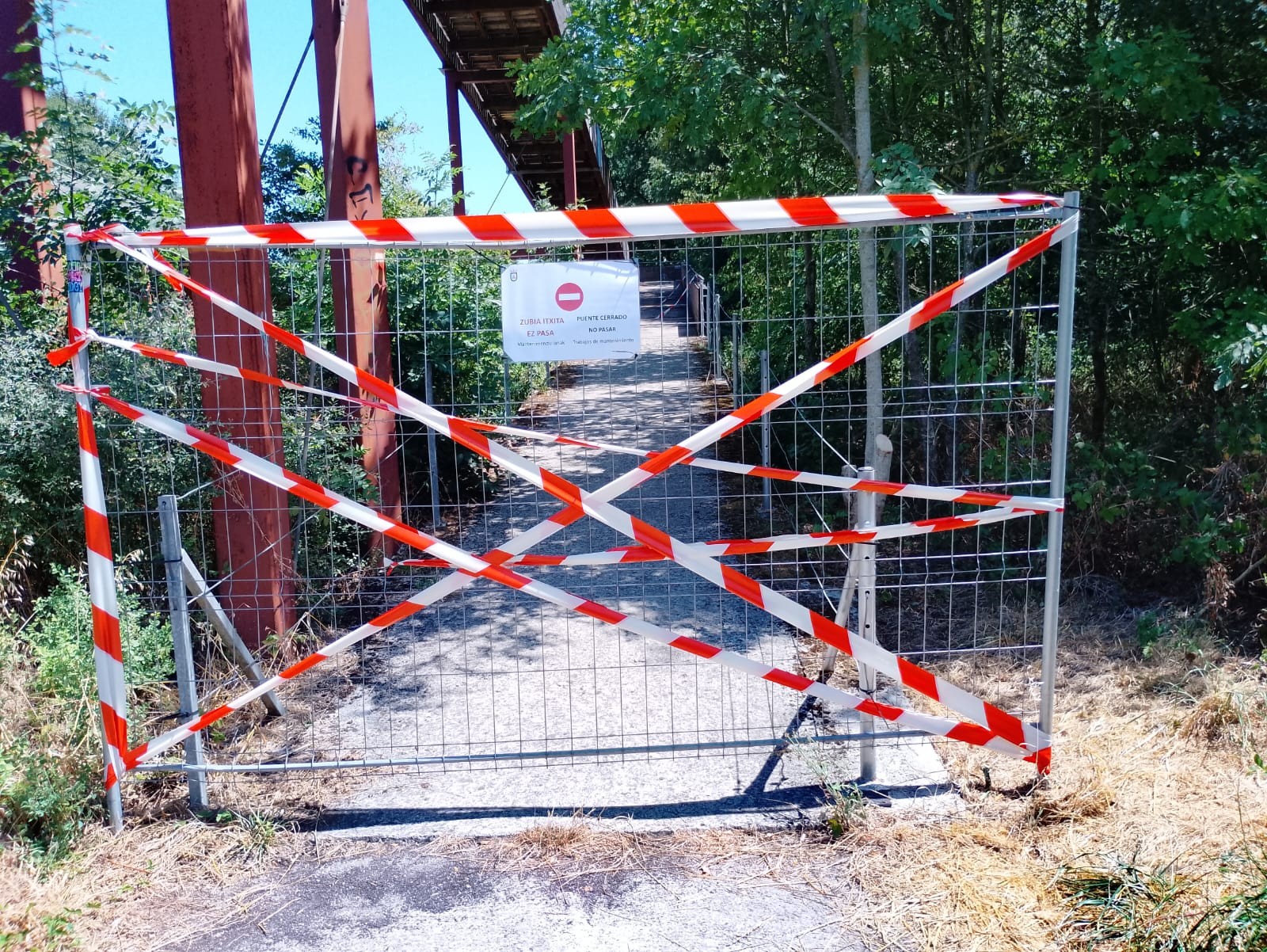 Oinezkoendako trenbide gaineko zubia itxi dute