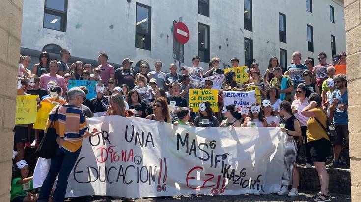 Hezkuntza Departamentuaren parean Atakondoako gela bat bikoiztea eskatu dute