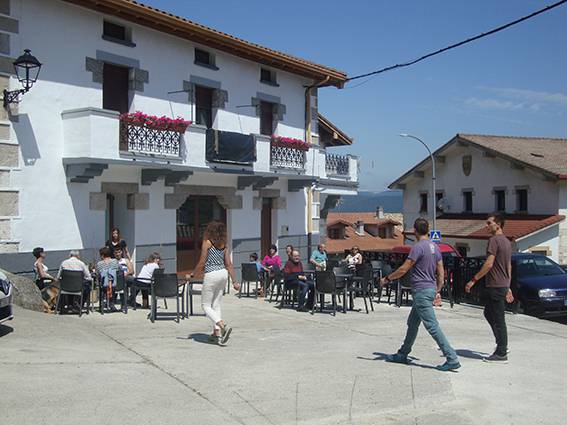 Lizarragako pisuak mustu dituzte