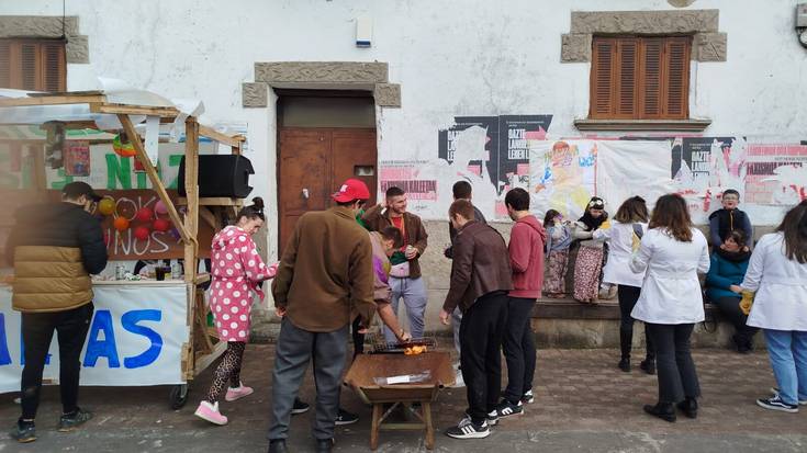 Aittun Haundiya eta Amin Ttikiya erre aurretik, inauteriak