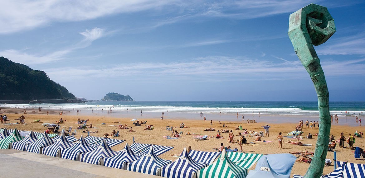 Ekainean Zarautzen surfa ikasteko gonbita egin du Mank-ek