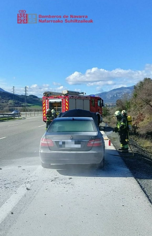 Auto batek autopistan su hartu zuen