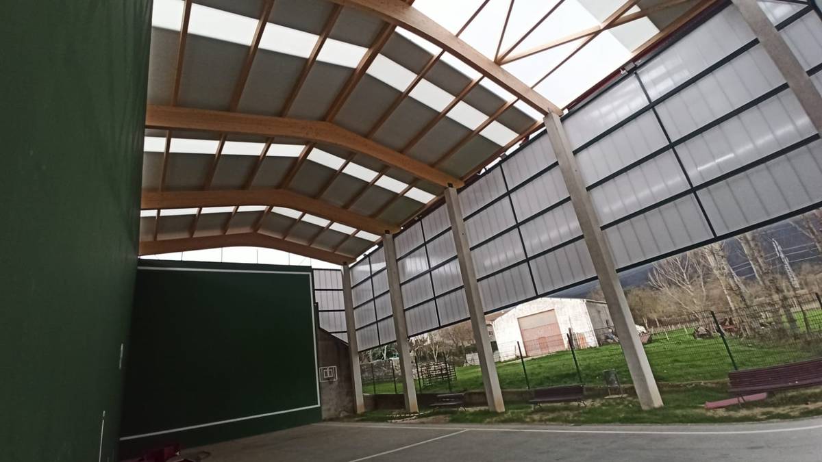 Teilatuko txapak frontoiko kantxan