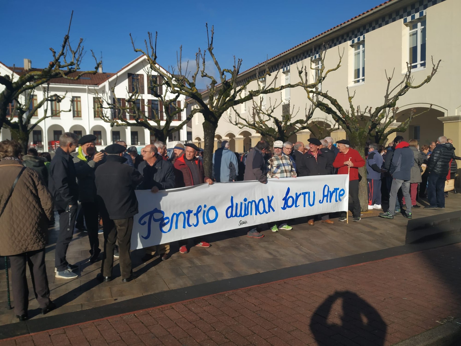 Pentsiodunen eskaerak Parlamentura eta Altsasuko udaletxera