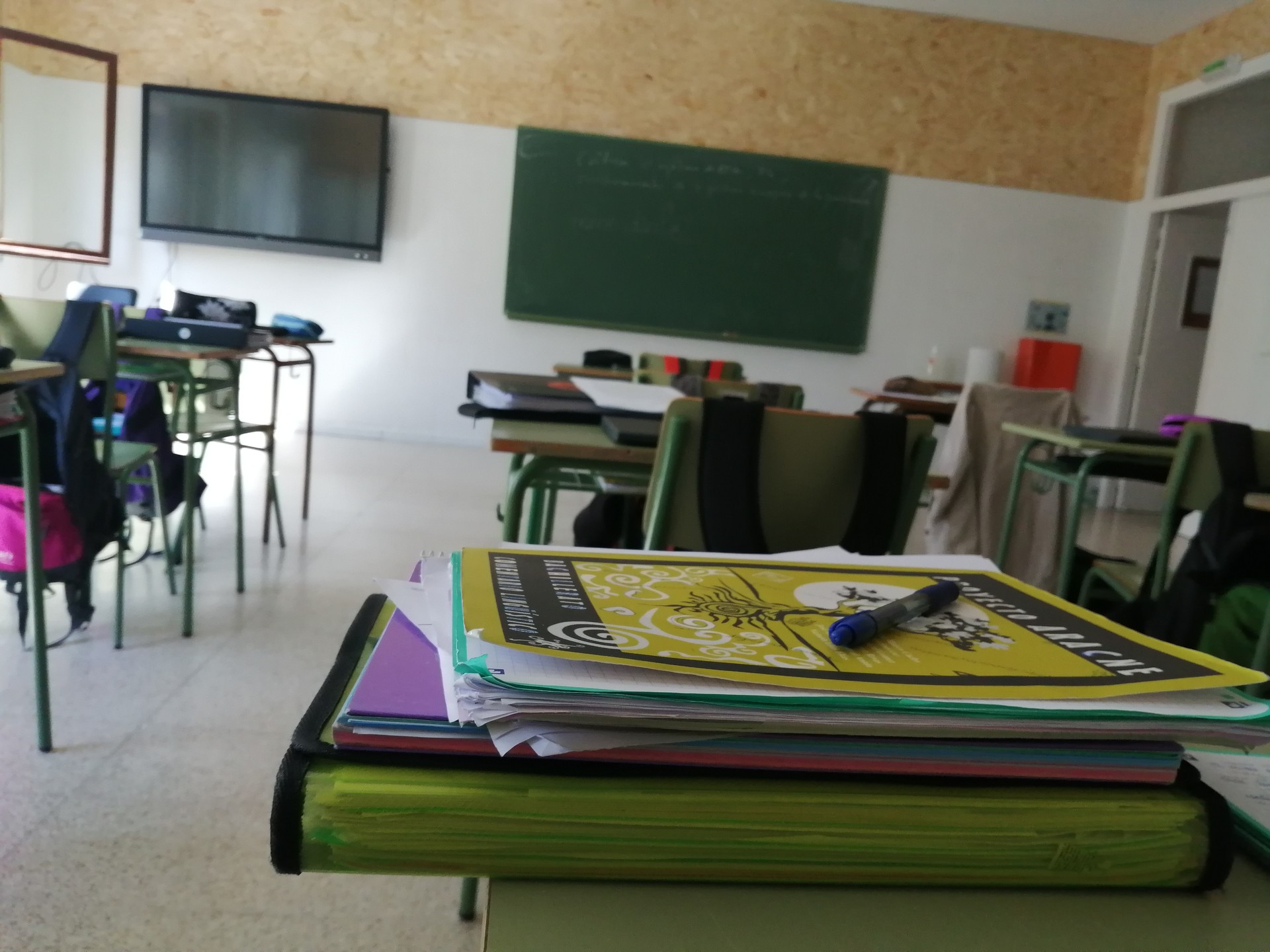 Hogei ikasle isolatu dituzte