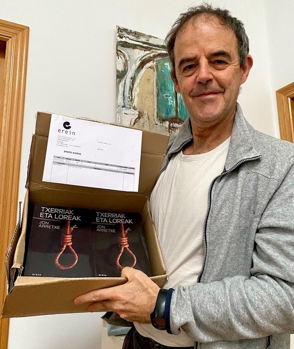 Jon Arretxeren 'Loreak  eta txerriak',  gaztelaniaz