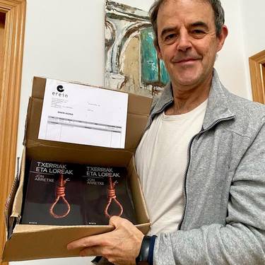 Jon Arretxeren 'Loreak  eta txerriak',  gaztelaniaz