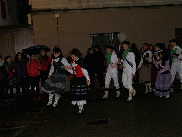 Kintoak zortzikoa dantzatzen - 6