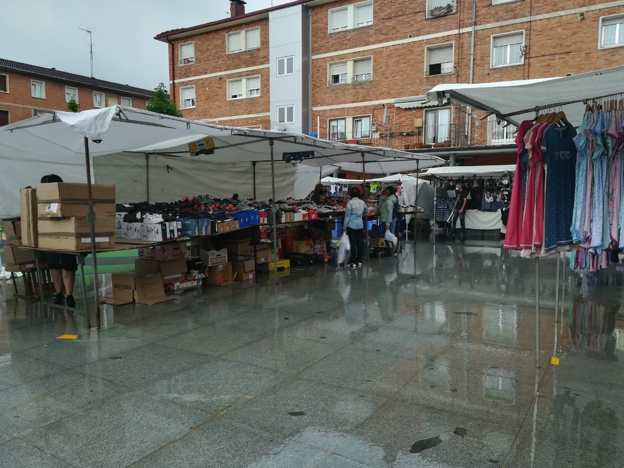 Hamabi urteren bueltan azoka Zumalakarregi plazan