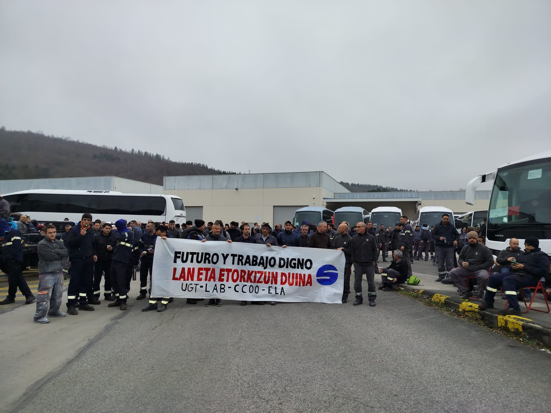 Langileak kezkatuta dabiltza autobus artean