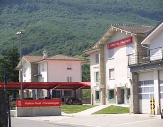 Foruzaingoak gidari bati diligentziak zabaldu dizkio