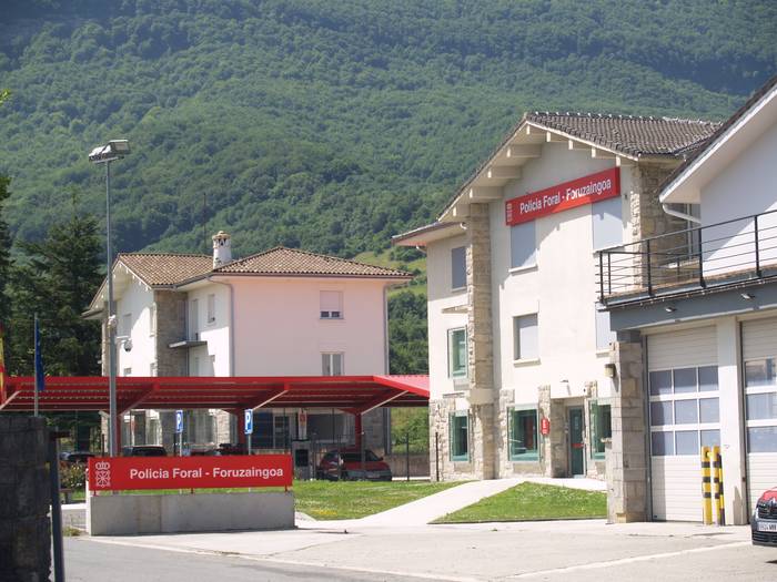 Foruzaingoak gidari bati diligentziak zabaldu dizkio