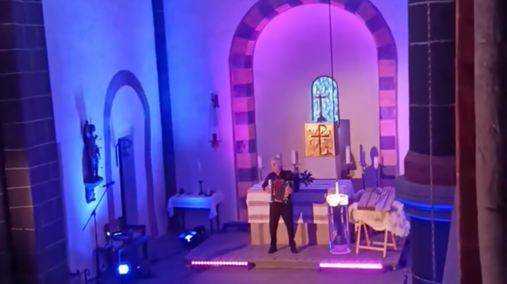 Enrike Zelaia Alemanian omendua, dantzaren nazioarteko eguna, Haize Berriak plazara eta Euskarazko produktuen katalogoa eskura