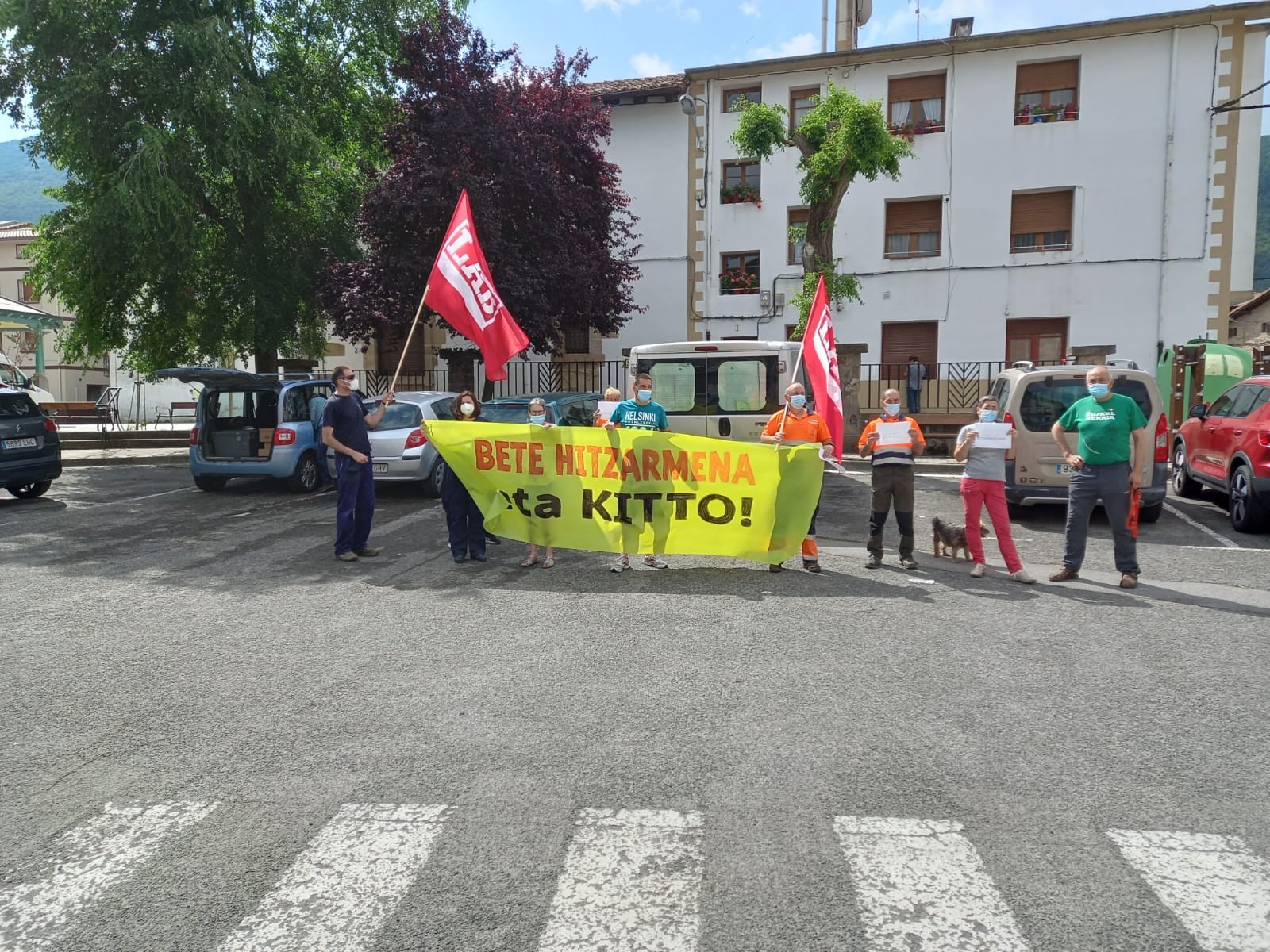 Udalak hitzarmena betetzeko eskatzeko, langileak protestan