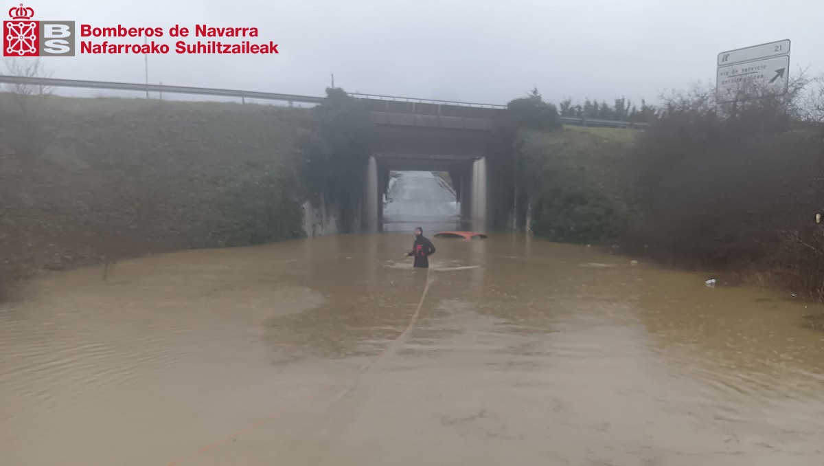 Errepide sarea puntu bakarrean dago moztuta