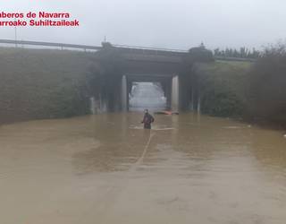 Errepide sarea puntu bakarrean dago moztuta