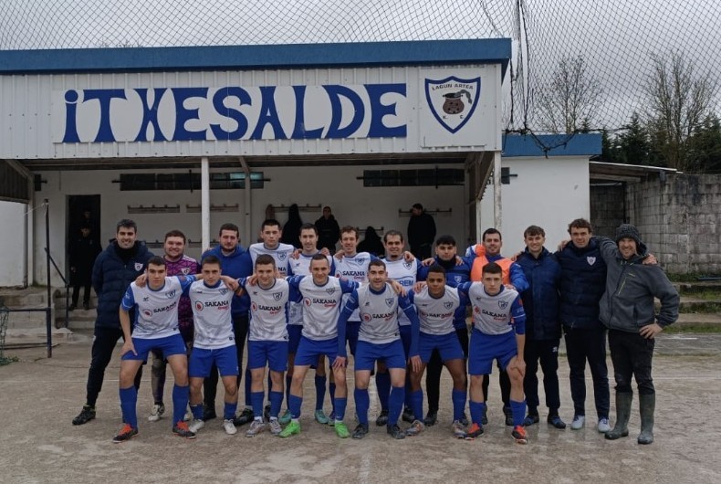 Etxarrik lider despeditu du liga