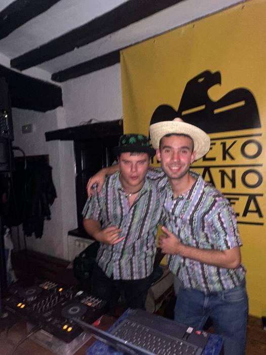 Herri txikietako festetako DJak