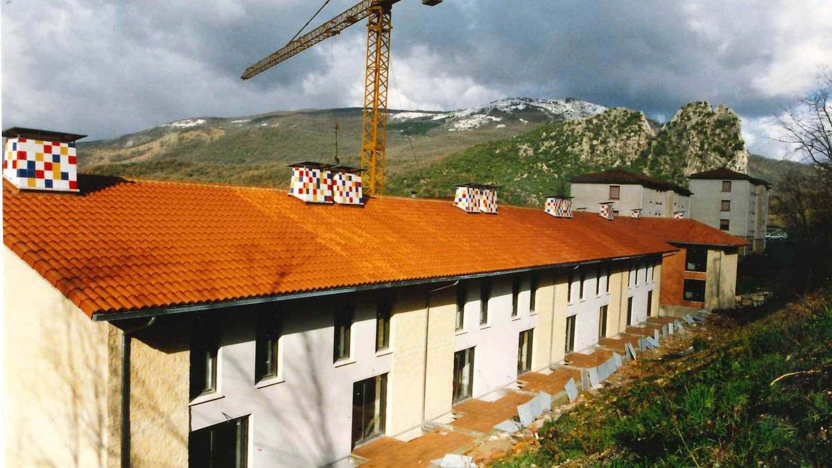 Irurtzunen etxeak eraikitzen