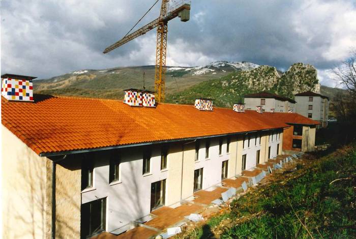 Irurtzunen etxeak eraikitzen