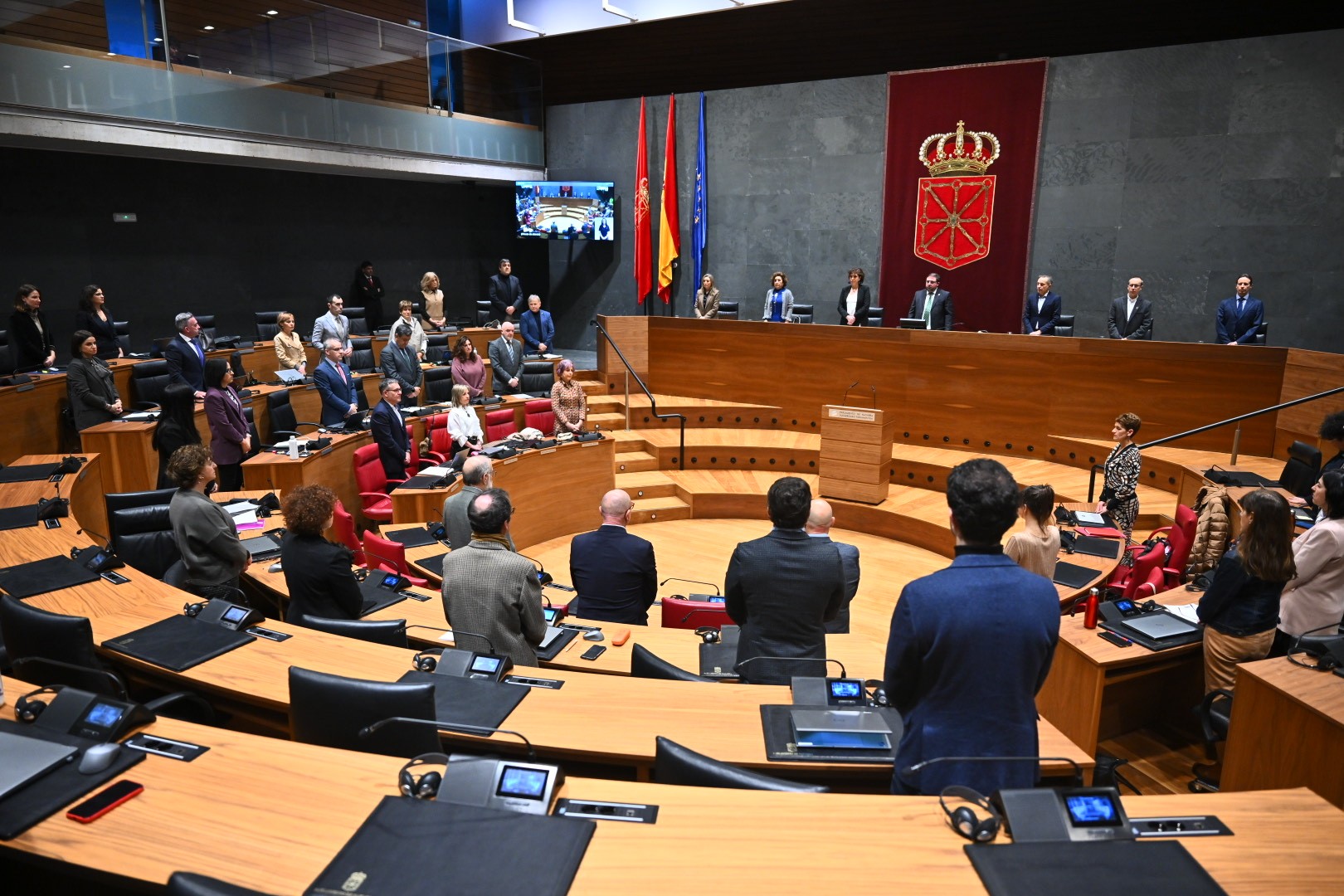 Minutuko isilunea Nafarroako Parlamentuan